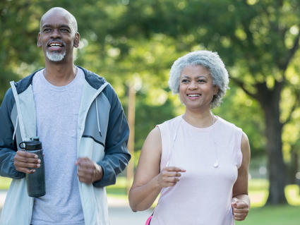 Una pareja afroamericana caminando en el parque.